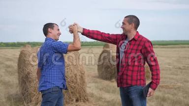 团队农业<strong>智慧</strong>农业理念.. 两个男人农民的生意牢固友好的握手工人握手